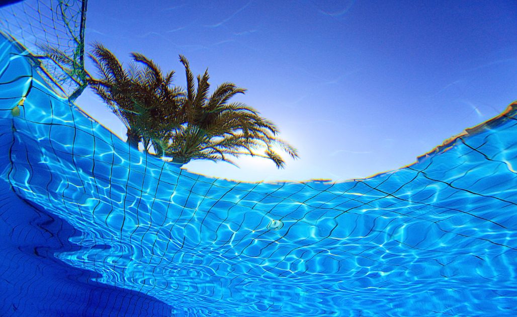 Cómo eliminar el polen de la piscina