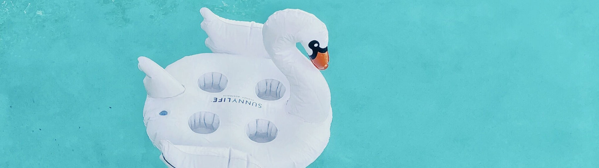 Como-decorar-una-piscina-con-cubierta