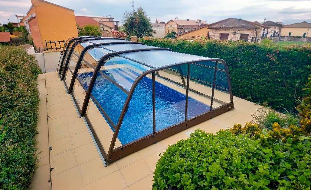 Consejos-para-limpiar-la-superficie-de-tu-piscina-de-manera-eficiente