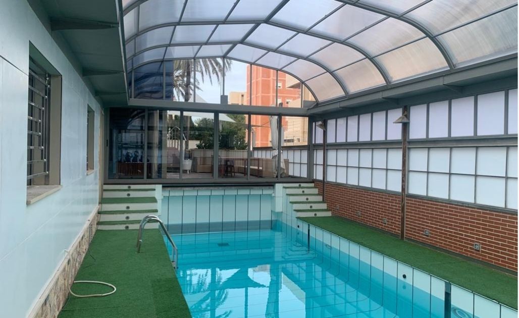 Ventajas de los techos para piscinas pequeñas