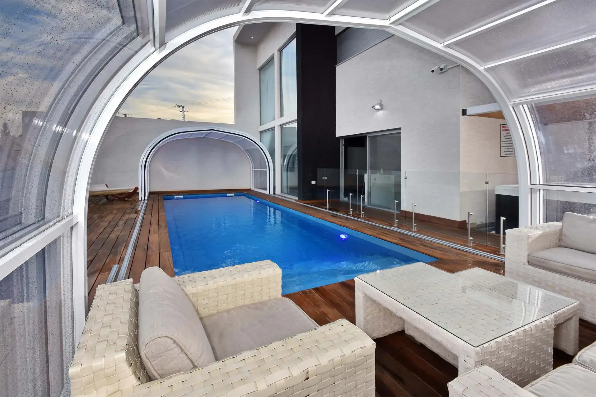 /cubiertas-de-piscinas/cubiertas-altas-para-piscinas/vega-sun-telescopica/