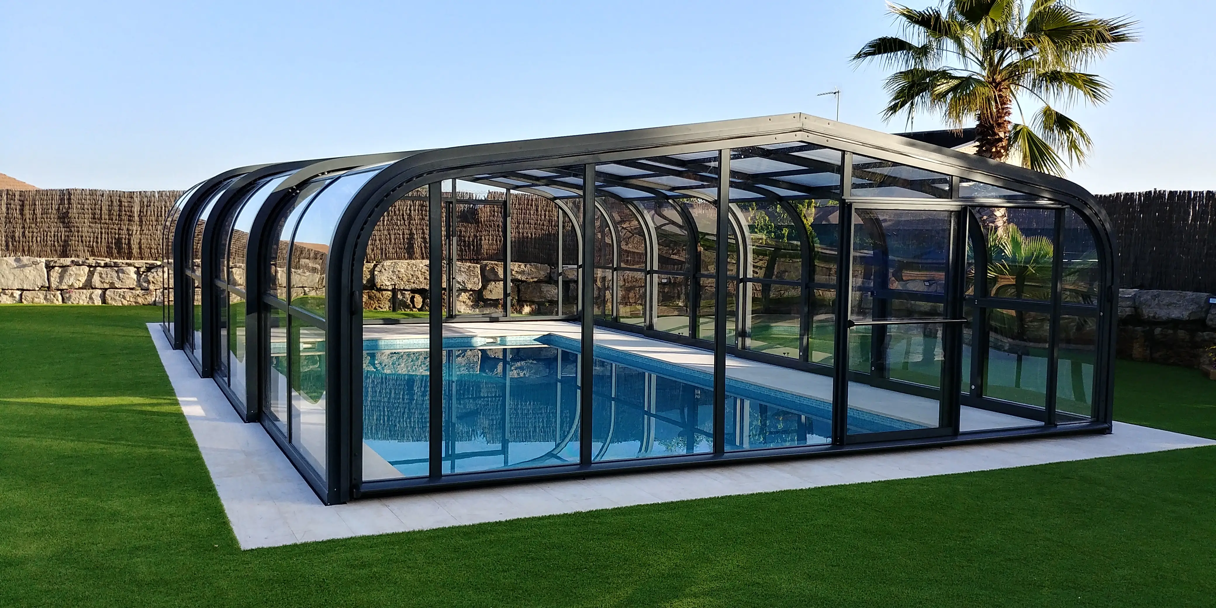 /cubiertas-de-piscinas/cubiertas-altas-para-piscinas/vega-line-telescopica/